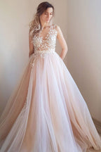 Langes Ballkleid mit Perlenbesatz und Illusionsausschnitt