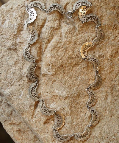 Collar único de encaje de plata de ley con retazos de seda y huecos 