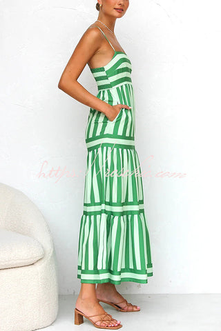 Vestido midi de corte A con bolsillos fruncidos en la espalda y estampado de rayas Beachy Dreams 