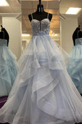 Trägerloses, mehrlagiges, geblümtes A-Linien-Abendkleid