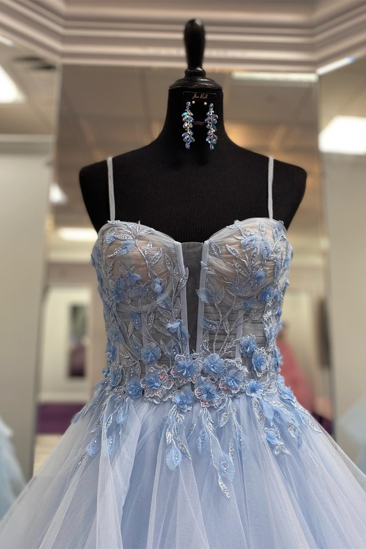 Trägerloses, mehrlagiges, geblümtes A-Linien-Abendkleid