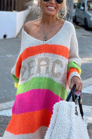 Vestido estilo suéter a media pierna con cuello en V y estampado de letras de Meridress