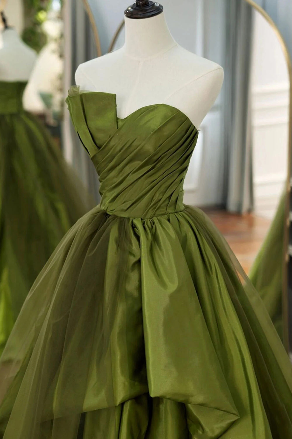 Vestido de fiesta largo verde con volantes, tirantes asimétricos y corte A