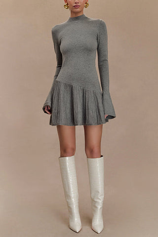 Vestido mini tipo suéter con volantes, mangas acampanadas y cuello alto 