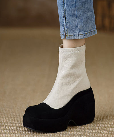 Neue schwarze Stiefel mit Keilabsatz und Reißverschluss aus Schaffell 