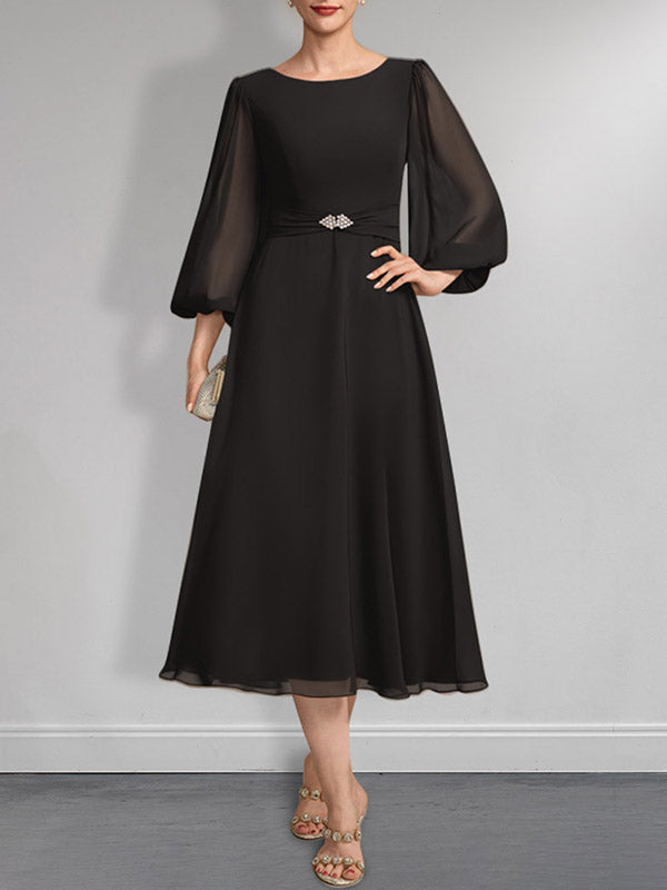 A-Linien-Chiffonkleid in Teelänge für die Mutter der Braut mit Kristallbrosche und Falten