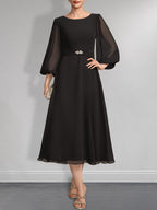A-Linien-Chiffonkleid in Teelänge für die Mutter der Braut mit Kristallbrosche und Falten