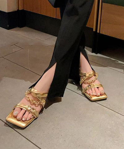 Sandalias elegantes de piel de vaca dorada con tacón alto y diseño entretejido 