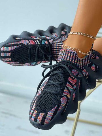 Atmungsaktive Sneakers aus Strick mit Schnürung 