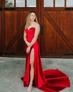 Meerjungfrauen-Abendkleid aus Satin, trägerlos und mit Schlitz
