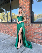 Meerjungfrauen-Abendkleid aus Satin, trägerlos und mit Schlitz