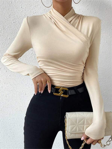 Camiseta plisada con cuello cruzado y cintura ceñida 