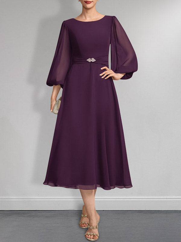 A-Linien-Chiffonkleid in Teelänge für die Mutter der Braut mit Kristallbrosche und Falten