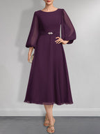 A-Linien-Chiffonkleid in Teelänge für die Mutter der Braut mit Kristallbrosche und Falten