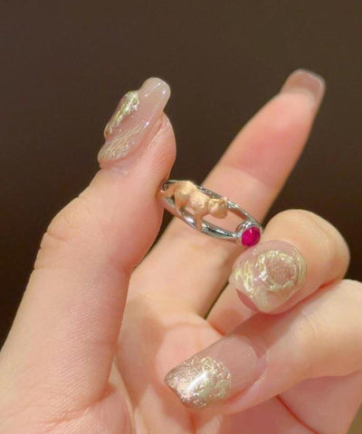 Anillos con diseño original de pequeños gatos con gemas de cobre rojo púrpura y dibujo de alambre 