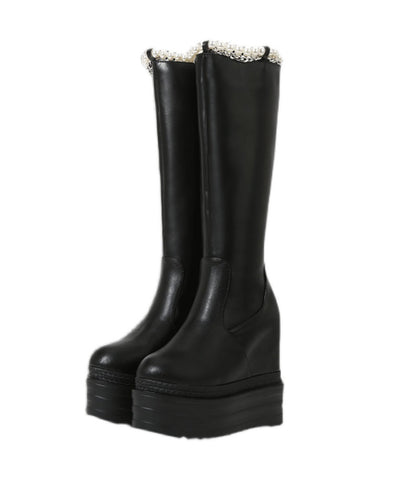 Stilvolle schwarze Plateaustiefel mit Perlenspleiß 