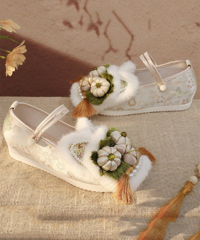 Zapatos de tacón alto con cuña bordada y empalme de piel blanca 