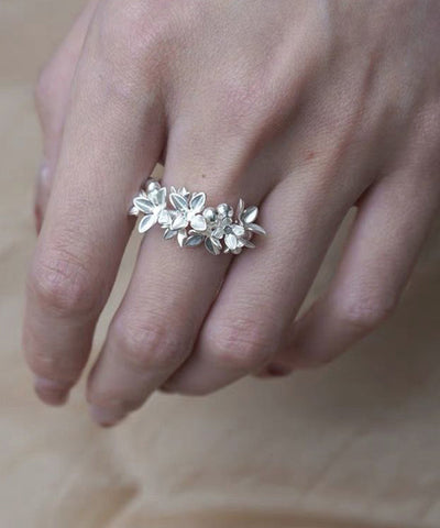 Stilvolle offene Ringe mit Blumenmuster aus weißer Legierung 