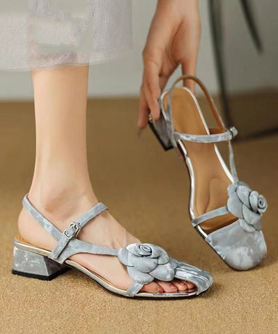 Sandalias gruesas con hebilla y flores huecas de seda sencillas 
