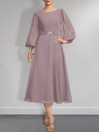 A-Linien-Chiffonkleid in Teelänge für die Mutter der Braut mit Kristallbrosche und Falten