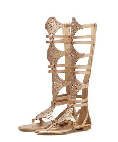 Sandalias romanas con remaches, suela plana y tacón alto calado en dorado con estilo 