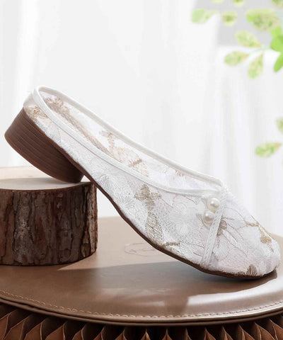 Zapatillas blancas con bordado de malla transpirable y calada 