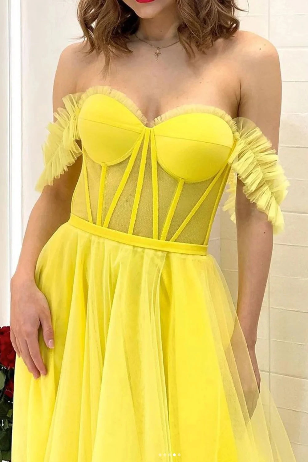 Vestido de fiesta con corsé amarillo y hombros descubiertos