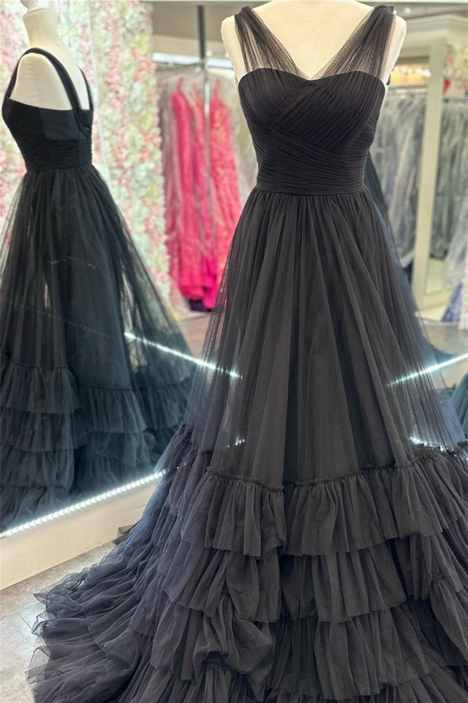 Vestido de fiesta de tul con capas y escote en V ilusión de línea A