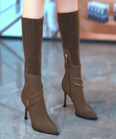Schicke Stiefel aus Kunstleder mit elastischem Strick und Absatz in Kaffee 