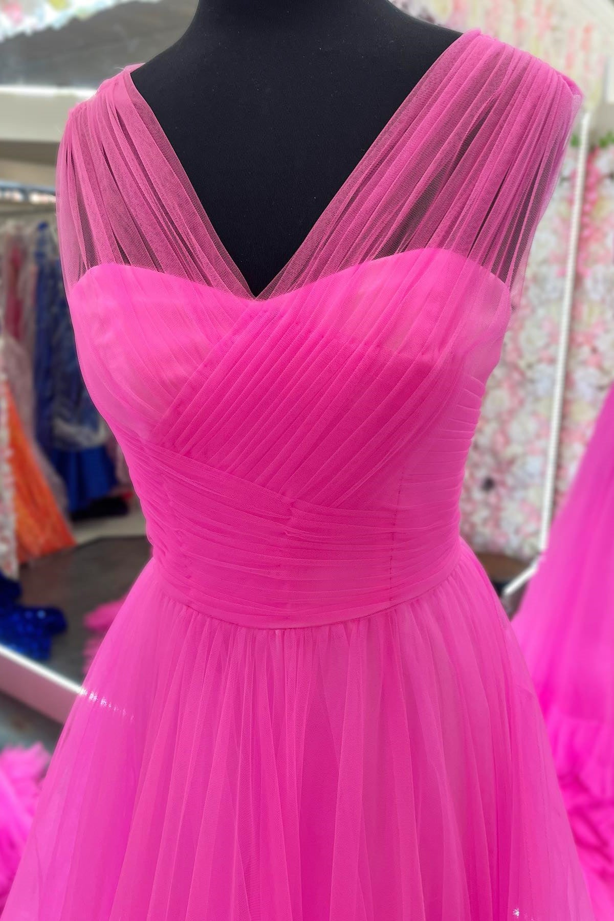 A-Linien-Abendkleid mit Illusion-V-Ausschnitt und Lagen aus Tüll