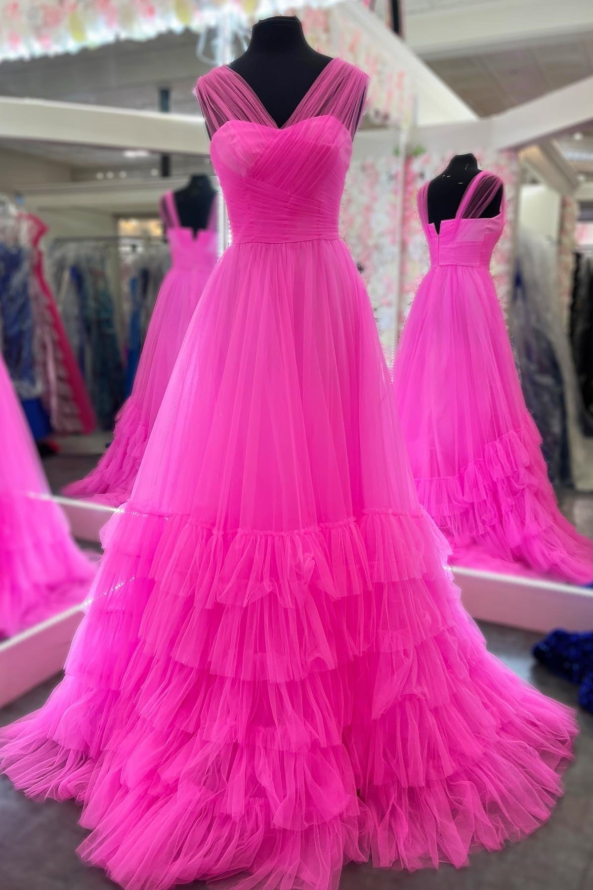 A-Linien-Abendkleid mit Illusion-V-Ausschnitt und Lagen aus Tüll