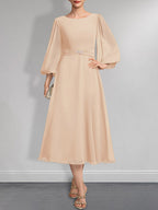 A-Linien-Chiffonkleid in Teelänge für die Mutter der Braut mit Kristallbrosche und Falten