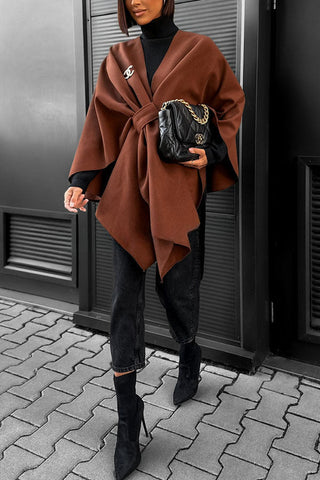„Anything Is Possible“ – Lockerer Cape-Mantel aus Wolle mit Bindeband vorne 