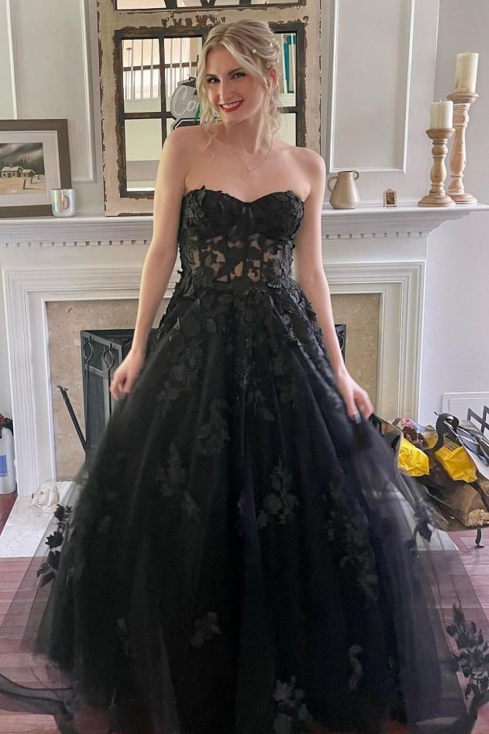 Langes, rotes A-Linien-Abendkleid mit herzförmigem Ausschnitt und Applikationen