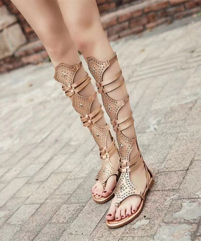 Sandalias romanas con remaches, suela plana y tacón alto calado en dorado con estilo 