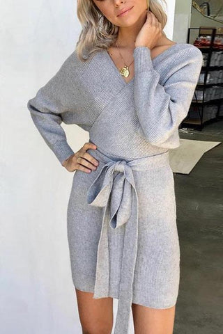 Vestido tipo suéter con cuello en V y cinturón cruzado de Meridress