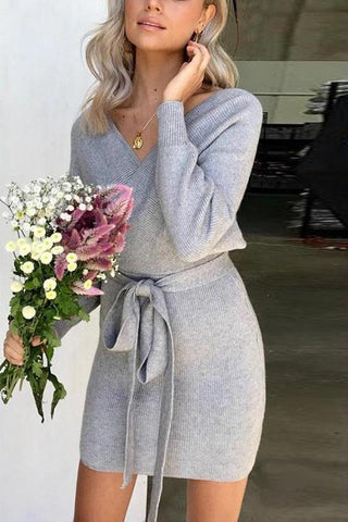 Vestido tipo suéter con cuello en V y cinturón cruzado de Meridress