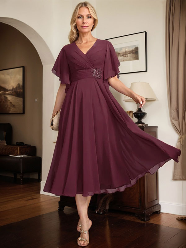 A-Linien-Chiffonkleid mit V-Ausschnitt, Teelänge und plissierter Perlenstickerei für die Mutter der Braut