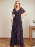 A-Linien-Kleid mit V-Ausschnitt, asymmetrischem Spitzenbesatz und Kaskadenrüschen für die Mutter der Braut 