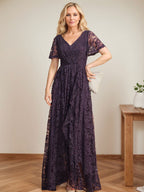 A-Linien-Kleid mit V-Ausschnitt, asymmetrischem Spitzenbesatz und Kaskadenrüschen für die Mutter der Braut 