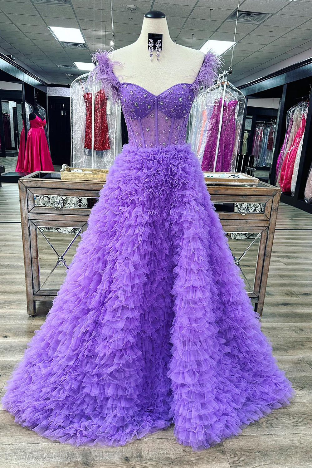 Langes, gestuftes Tüll-Abendkleid in A-Linie mit Herzausschnitt und Schlitz