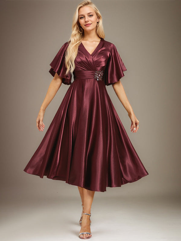 A-Linien-Kleid aus Stretch-Satin mit V-Ausschnitt, Teelänge, Perlenstickerei und Falten für die Mutter der Braut 