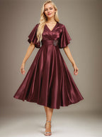 A-Linien-Kleid aus Stretch-Satin mit V-Ausschnitt, Teelänge, Perlenstickerei und Falten für die Mutter der Braut 