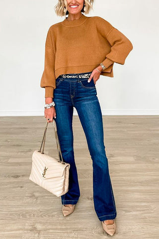 Kurzer Strickpullover mit Rundhalsausschnitt und seitlichem Schlitz