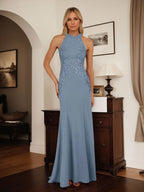 Vestido largo de madre de la novia con cuello halter y apliques en azul polvoriento