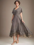 A-Linien-Kleid aus Chiffon mit asymmetrischem V-Ausschnitt und Spitze für die Mutter der Braut mit Falten