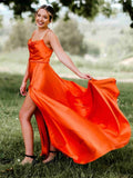A-Linien-Abendkleid aus Satin mit Wasserfallausschnitt und Schlitz