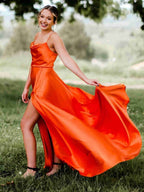 A-Linien-Abendkleid aus Satin mit Wasserfallausschnitt und Schlitz