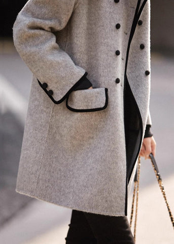 Abrigos de lana con patchwork y bolsillos dobles en el pecho en gris francés para otoño 