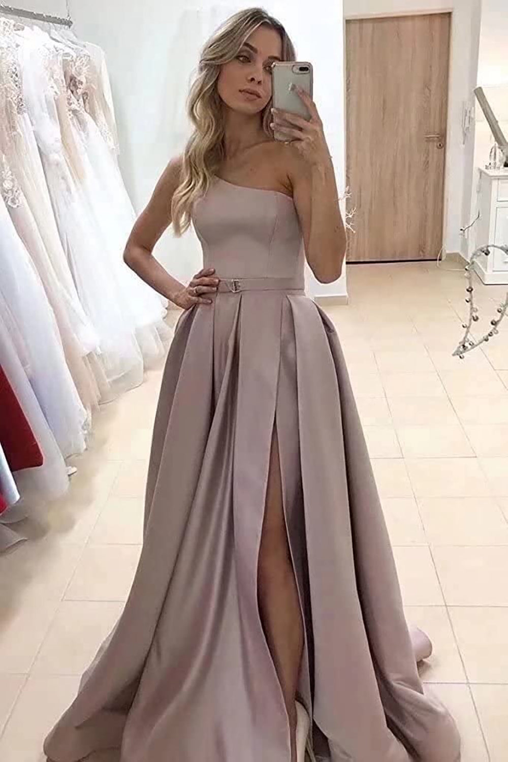 Vestido de fiesta largo color champán con corte A y un hombro al descubierto